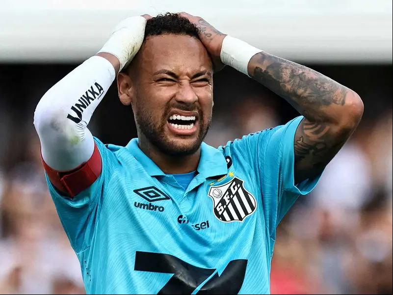 Neymar con las manos en la cabeza.