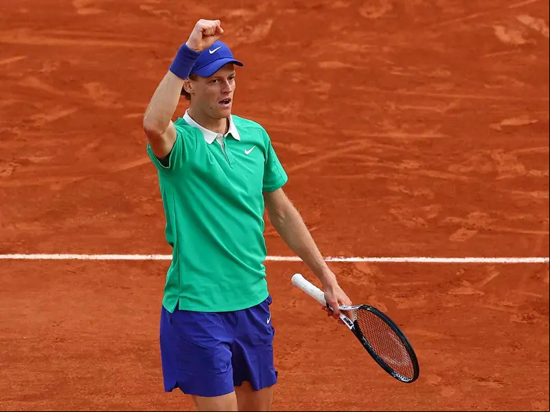 Jannik Sinner levantando el puño derecho.