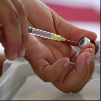 Personal de salud prepara una vacuna contra el sarampión