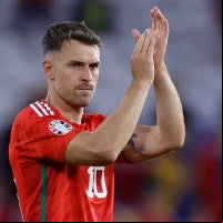 Aaron Ramsey aplaudiendo.
