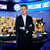 Cristian Chivu en la sala de trofeos del Inter.