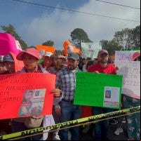 Familiares y amigos de un trailero desaparecido bloquean la carretera Xalapa-Perote