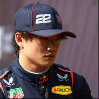 Yuki Tsunoda con gorra de Red Bull.